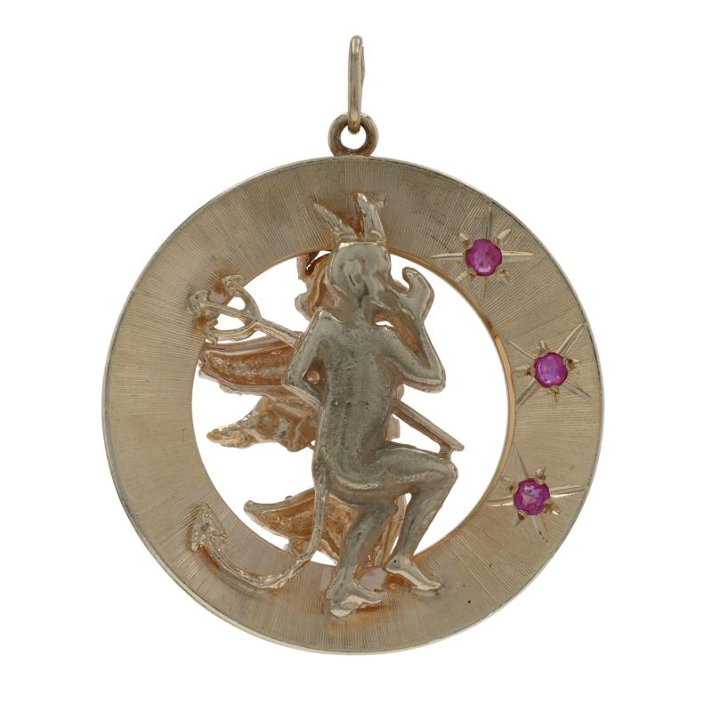 Taille ronde Or jaune Saphir Rubis Retro Angel & devil Charm 14k Round .48ctw Good & Evil en vente