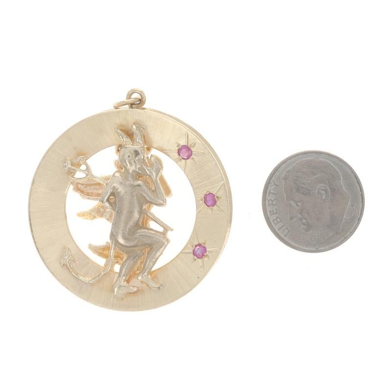 Or jaune Saphir Rubis Retro Angel & devil Charm 14k Round .48ctw Good & Evil Excellent état - En vente à Greensboro, NC