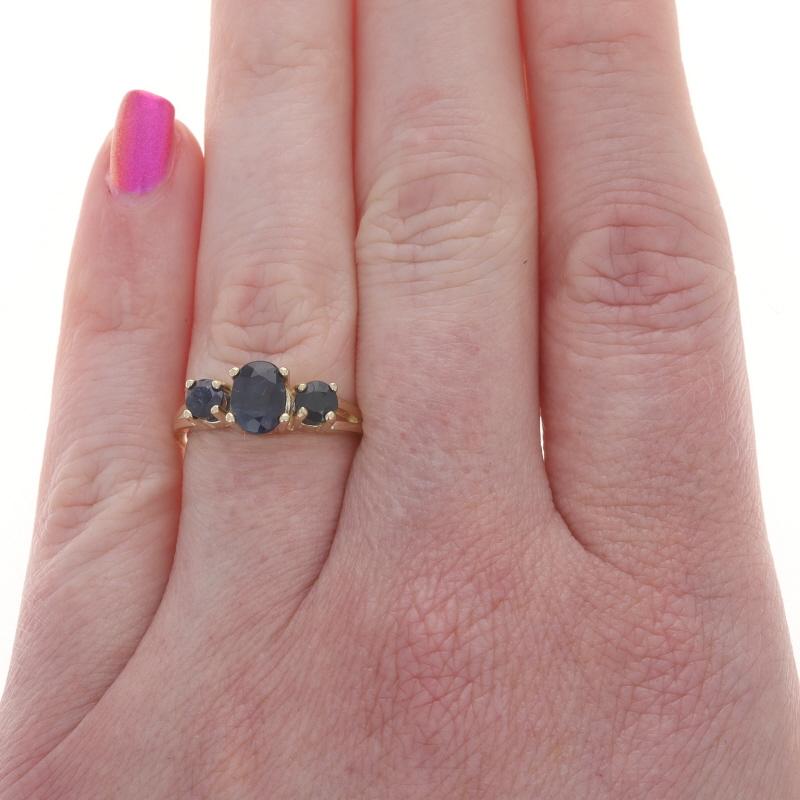 Taille ovale Bague trois pierres en or jaune saphir - 14k Oval 1.88ctw en vente
