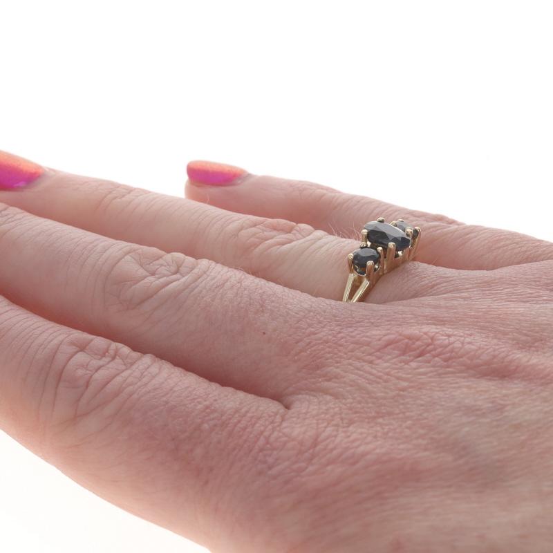 Bague trois pierres en or jaune saphir - 14k Oval 1.88ctw Pour femmes en vente