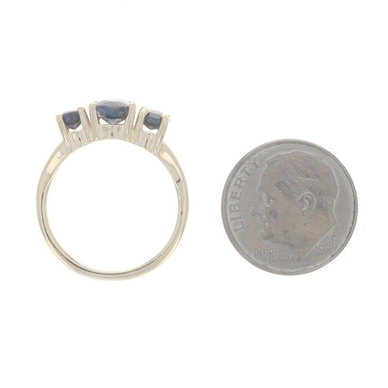 Bague trois pierres en or jaune saphir - 14k Oval 1.88ctw en vente 1