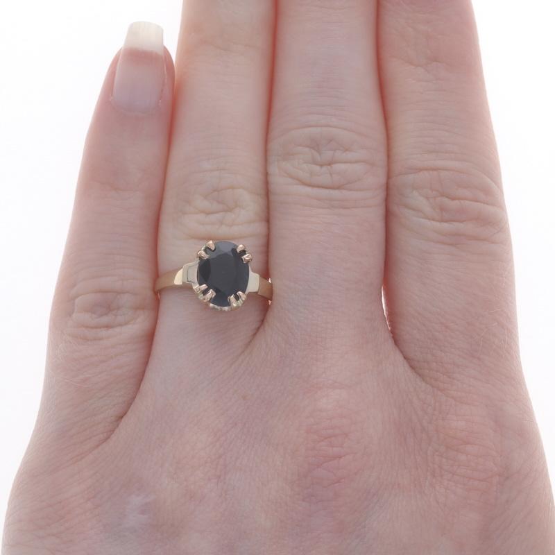 Taille ovale Bague solitaire en or jaune 10 carats avec saphir ovale 2,76 carats en vente