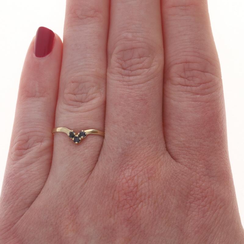 Taille ronde Bague Wishbone à trois pierres en or jaune saphir - 14k Round .15ctw en vente