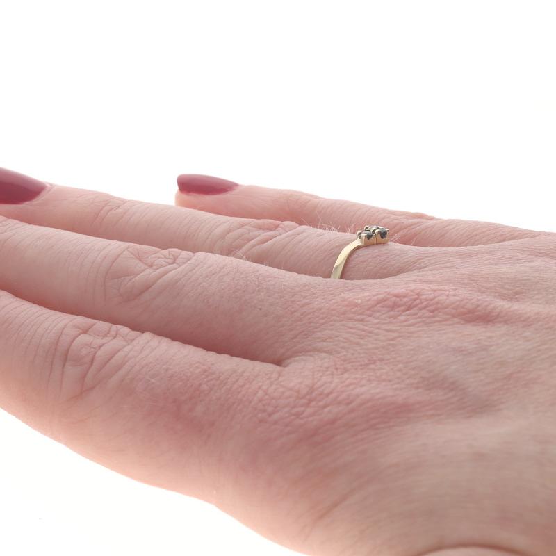 Bague Wishbone à trois pierres en or jaune saphir - 14k Round .15ctw Pour femmes en vente