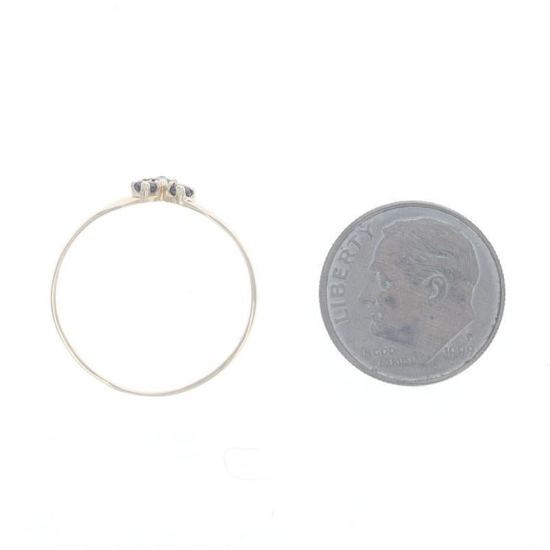 Bague Wishbone à trois pierres en or jaune saphir - 14k Round .15ctw en vente 1