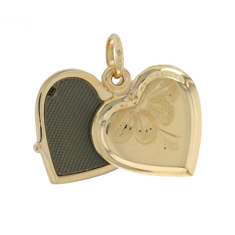 Yellow Gold Scallop Lace Heart Locket Pendant - 14k Love Two Frames In Excellent Condition For Sale In Greensboro, NC