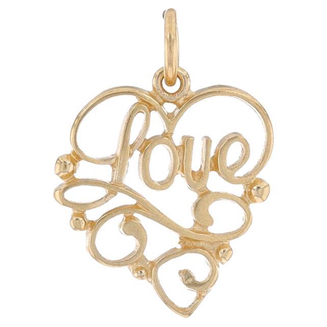 Gelbgold-Anhänger mit Schnörkeln und Liebesherz-Anhänger - 14k Keepsake Charm im Angebot