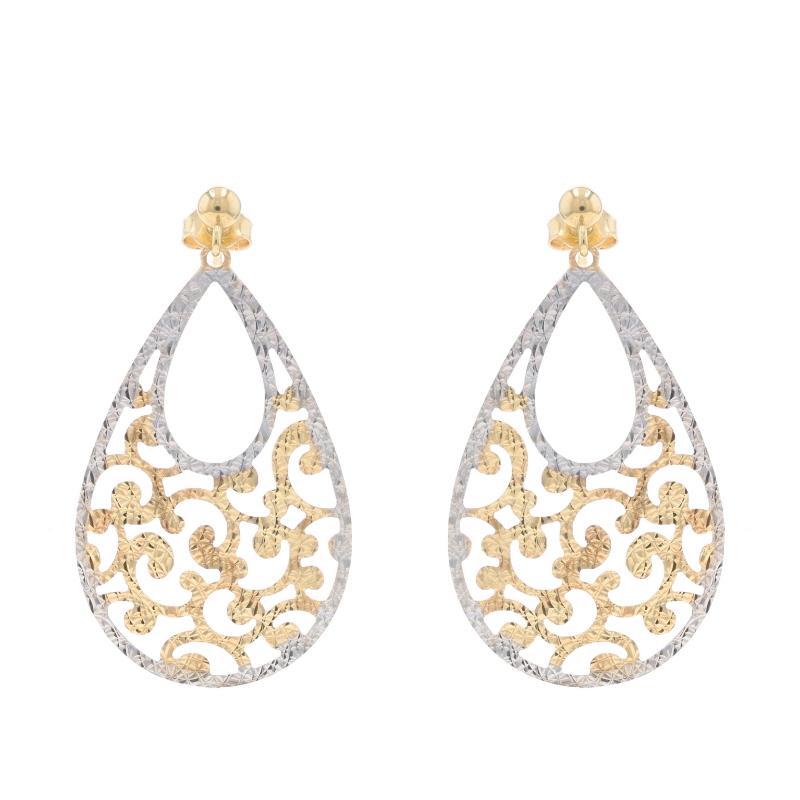 Contenuto metallico: Oro giallo 14k e oro bianco 14k

Stile: Pendente
Tipo di chiusura: Chiusura a farfalla
Tema: Scrollwork Teardrop
Caratteristiche: Dettagli strutturati

Misure

Altezza: 1 7/8