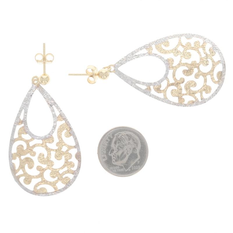 Donna Orecchini a goccia con motivo a volute in oro giallo - 14k - trafitti con texture in vendita
