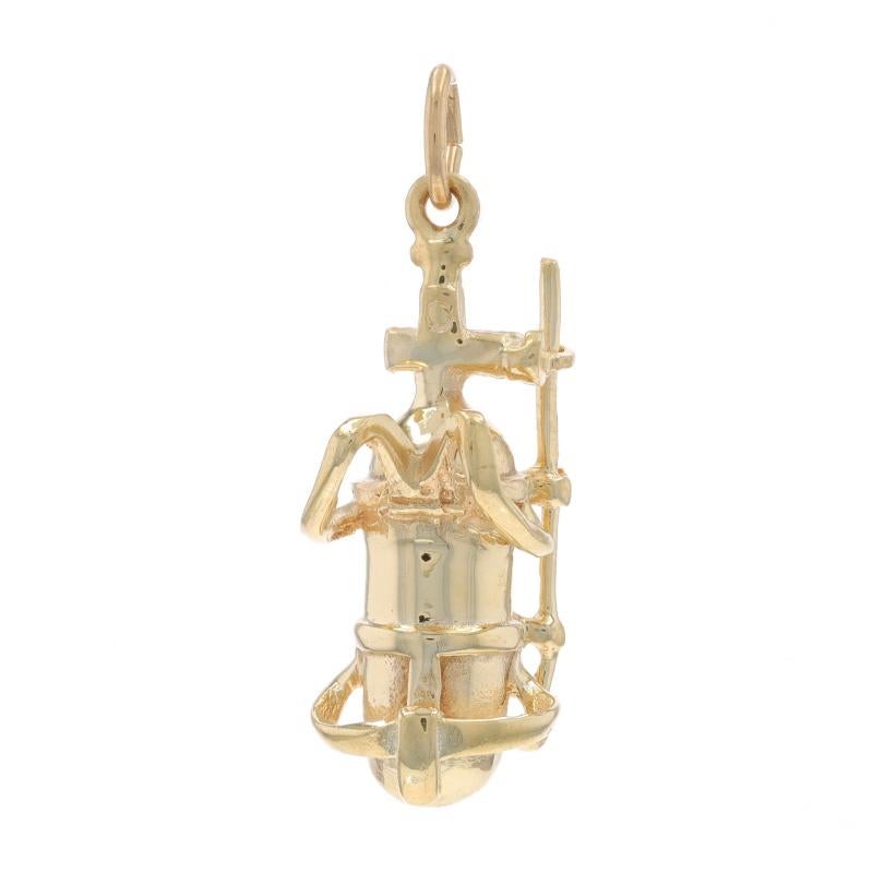 Contenu du métal : Or jaune 14k

Thème : Réservoir de plongée, équipement de plongée avec tuba

Mesures

Hauteur (à partir de l'attache fixe) : 1 1/32