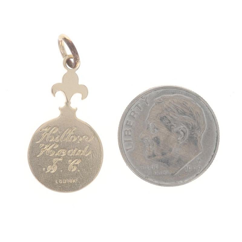 Yellow Gold Sea Pines Charm - 14k Hilton Head, South Carolina Damen im Angebot