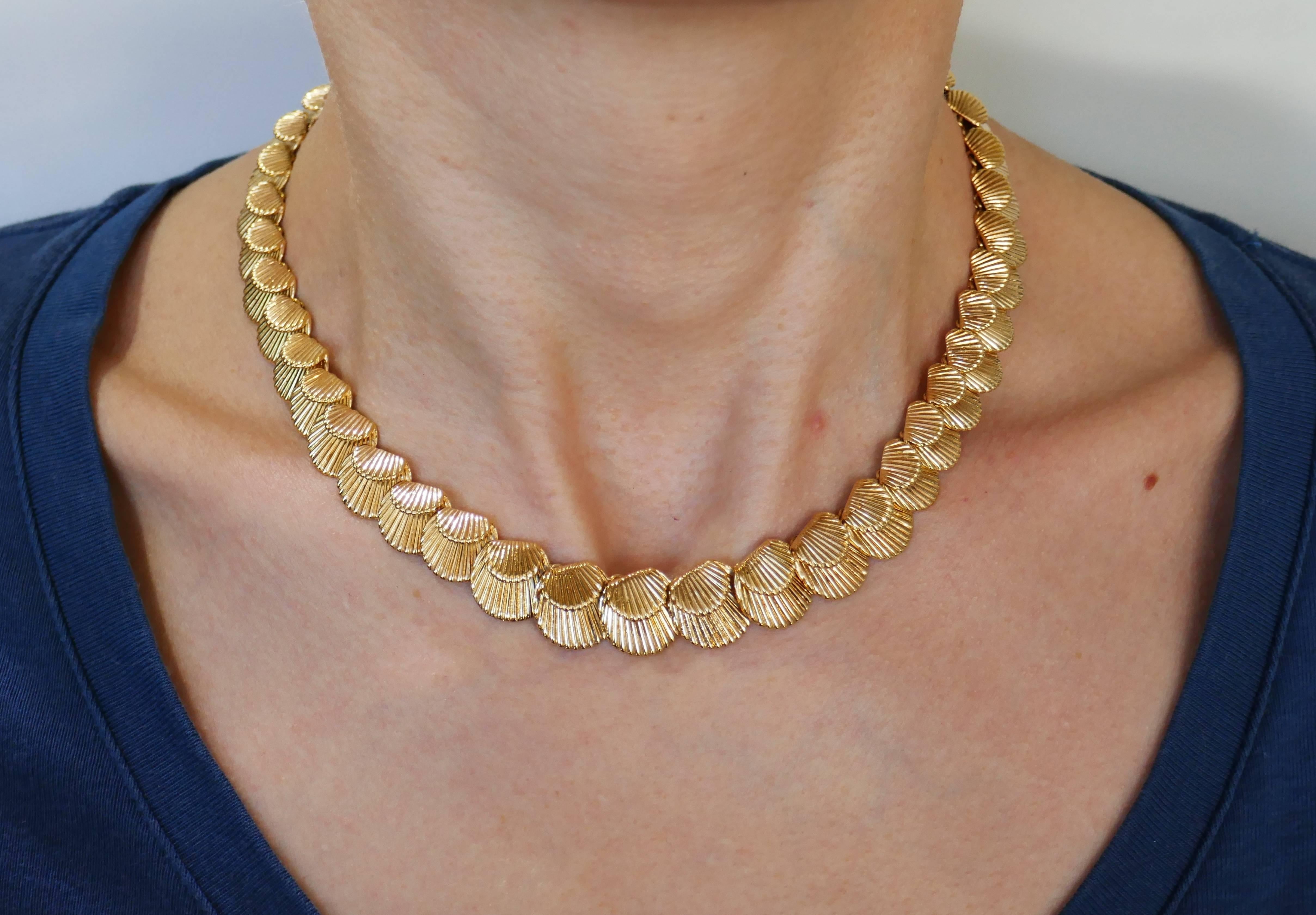 Elegant vintage seashell necklace created in France in the 1950s. Feminine and wearable, the necklace is a great addition to your jewelry collection.  
The necklace is made of 18 karat yellow gold. 
It is 15-1/4 inches (38.5 cm) long and width is
