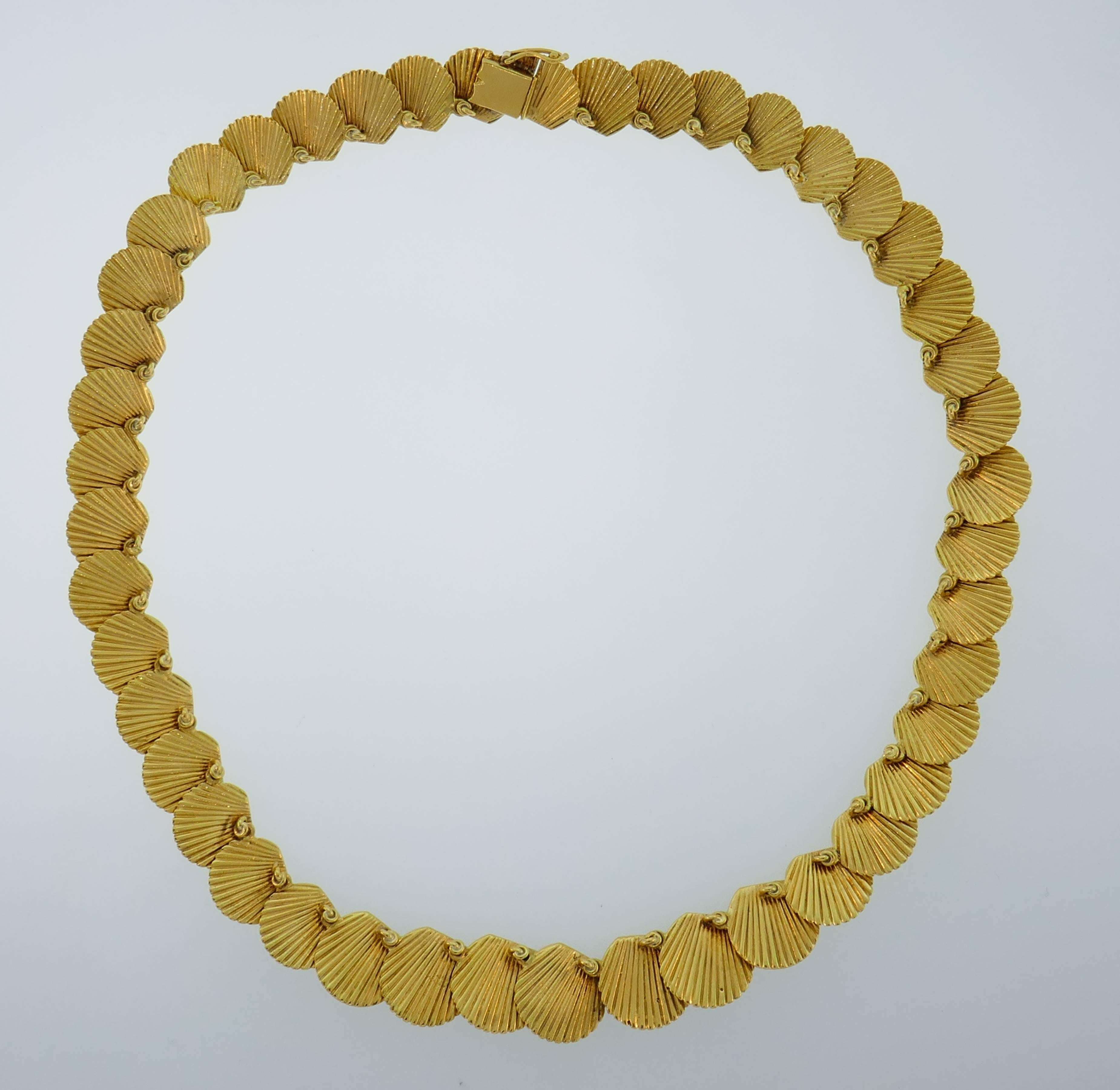 Yellow Gold Seashell Necklace, French, 1950s In Excellent Condition In Beverly Hills, CA