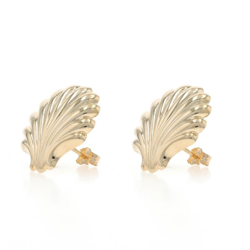 Boucles d'oreilles coquillages en or jaune 14k éventail percé Excellent état - En vente à Greensboro, NC