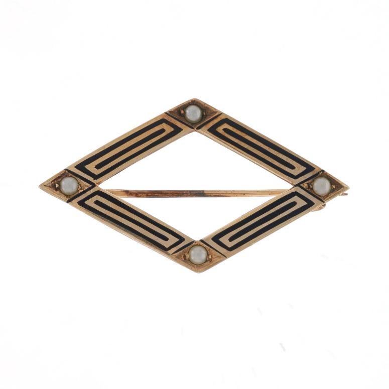 Época: Art Déco

Contenido de metal: Oro amarillo de 10 quilates

Información sobre Stone

Perlas de siembra

Tipo de cierre: Cierre en C
Tema: Forma de diamante romboidal

Medidas

Alto: 3/4