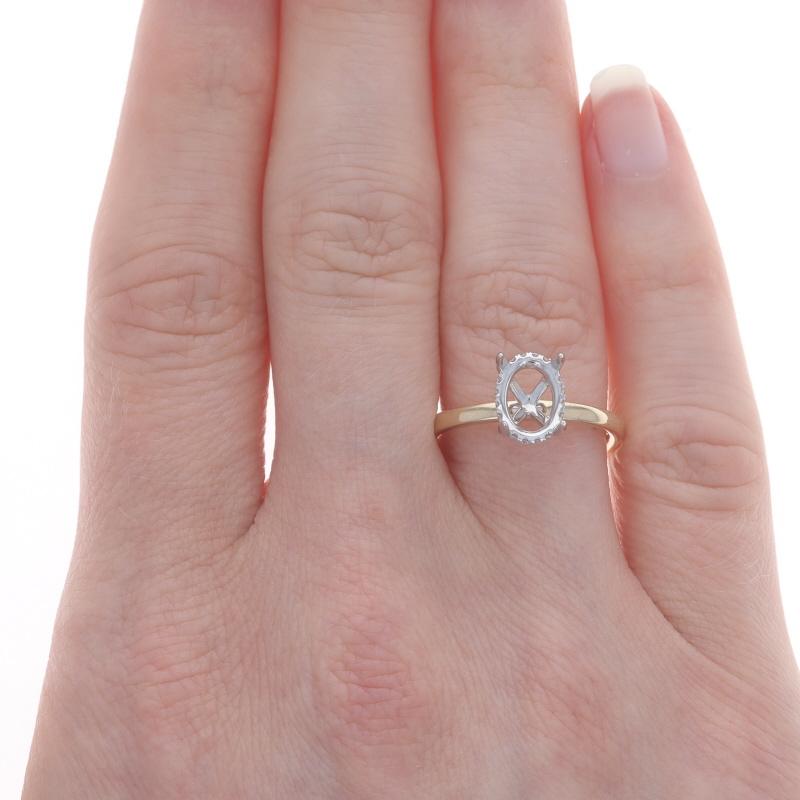 Taille ovale Bague de fiançailles Hidden Halo en or jaune - 14k Diamants ovales ~8x6mm en vente