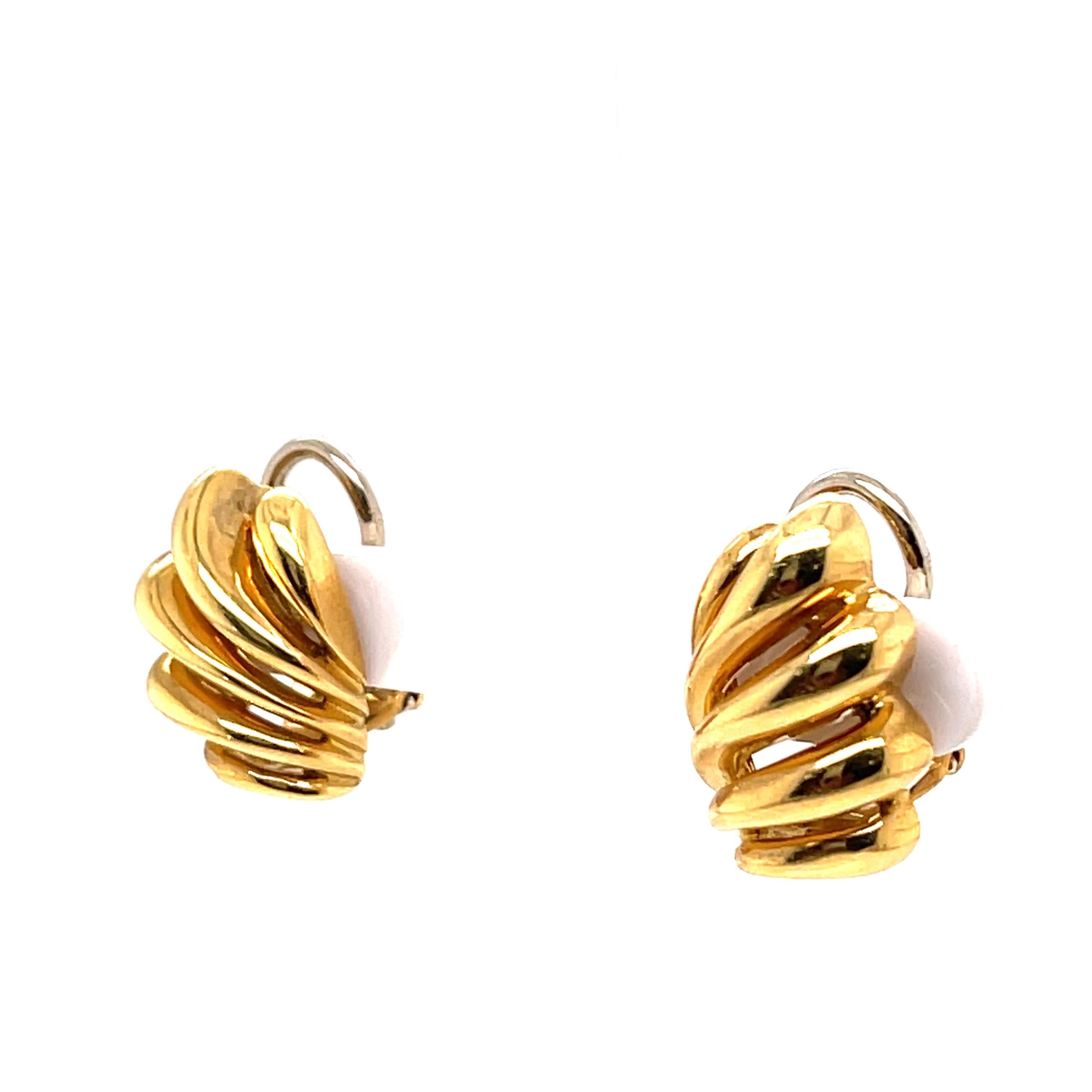 Contemporary Yellow Gold Shell Earring For Sale