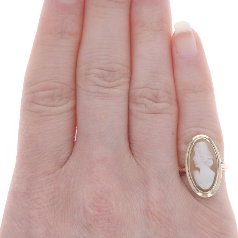 Yellow Gold Shell Vintage Cocktail Solitaire Ring - 10k Carved Cameo Silhouette In Excellent Condition For Sale In Greensboro, NC