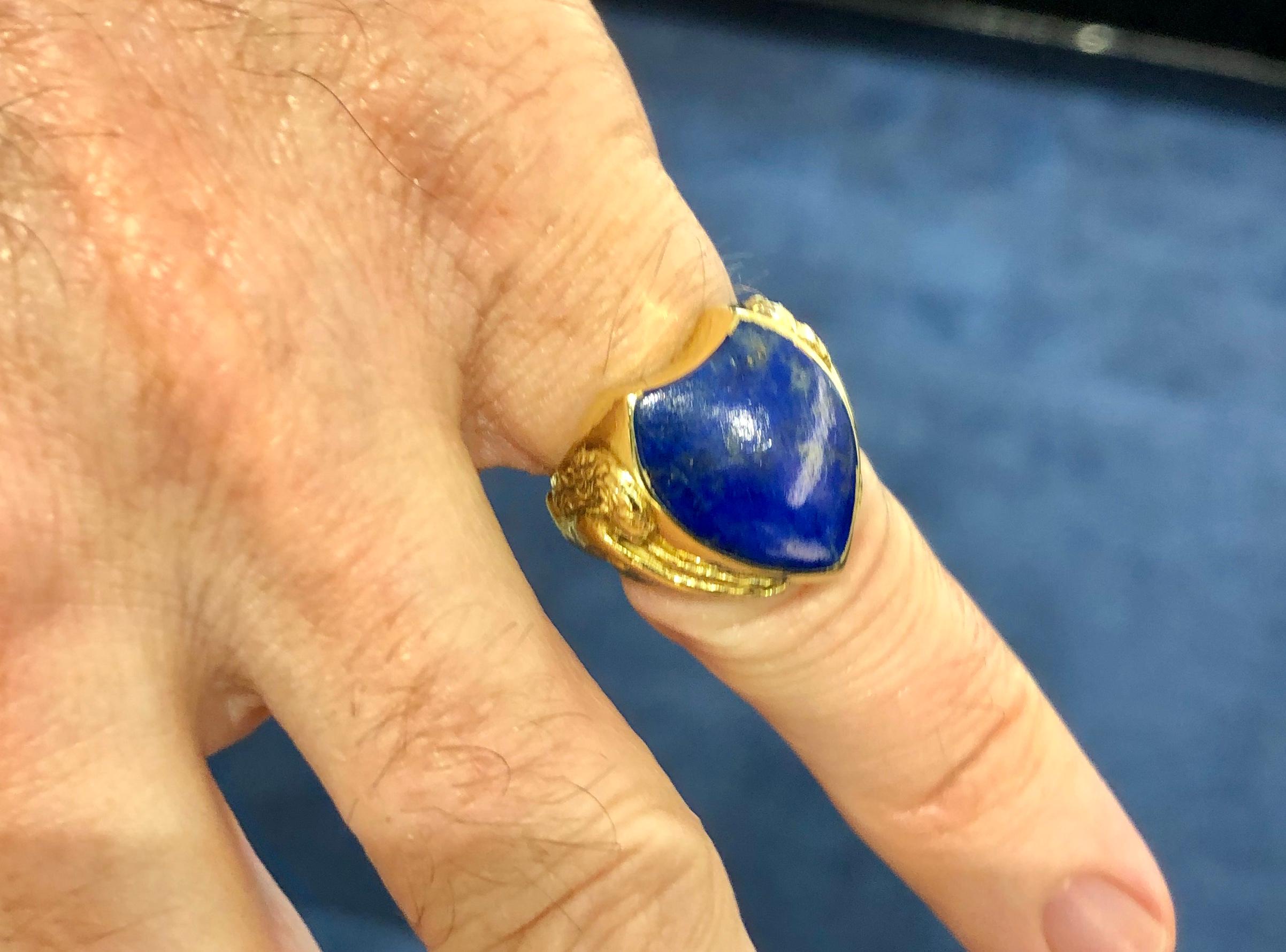18K Gold Shield Shaped Lapis Ring For Sale 1