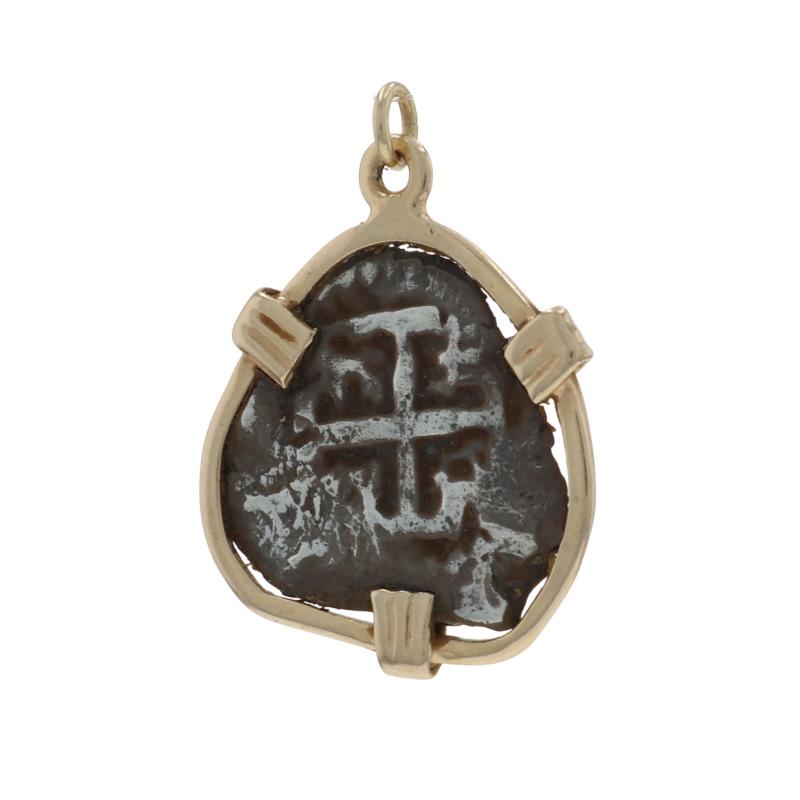 Design :  Naufrage Pièce espagnole Reale

Contenu du métal : Or jaune 14k et argent (pièces)

Thème : Monnaie

Mesures

Hauteur (à partir de l'attache fixe) : 27/32