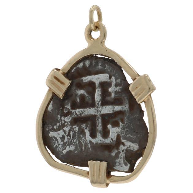 Pendentif en or jaune en forme d'épave de pièce de monnaie Reale espagnole - 14k Currency en vente