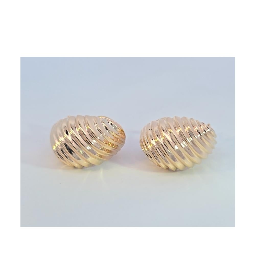 Quel look classique !  Ces boucles d'oreilles en or jaune 14 carats, de style crevette, sont ravissantes et si confortables sur l'oreille !