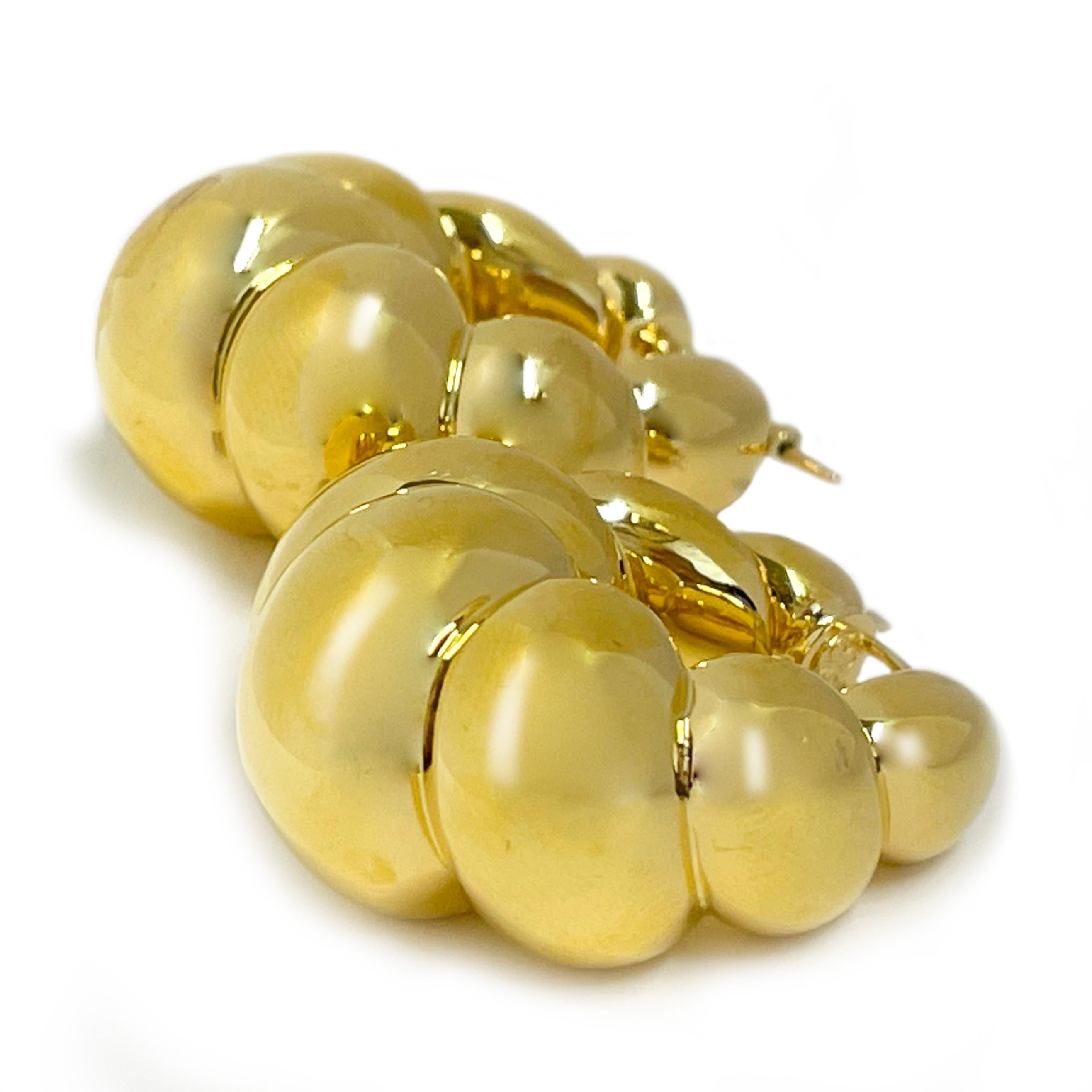 18 Karat Gelbgold Shrimp Hoop Ohrringe. Diese leichten, hohlen Garnelenreife sind ein klassisches Accessoire. Die Ohrringe sind 17,3 breit x 33,7 hoch x 26,7 mm tief und haben einen Drahtverschluss. Auf einem Ende jedes Ohrrings ist CCG eingestanzt.