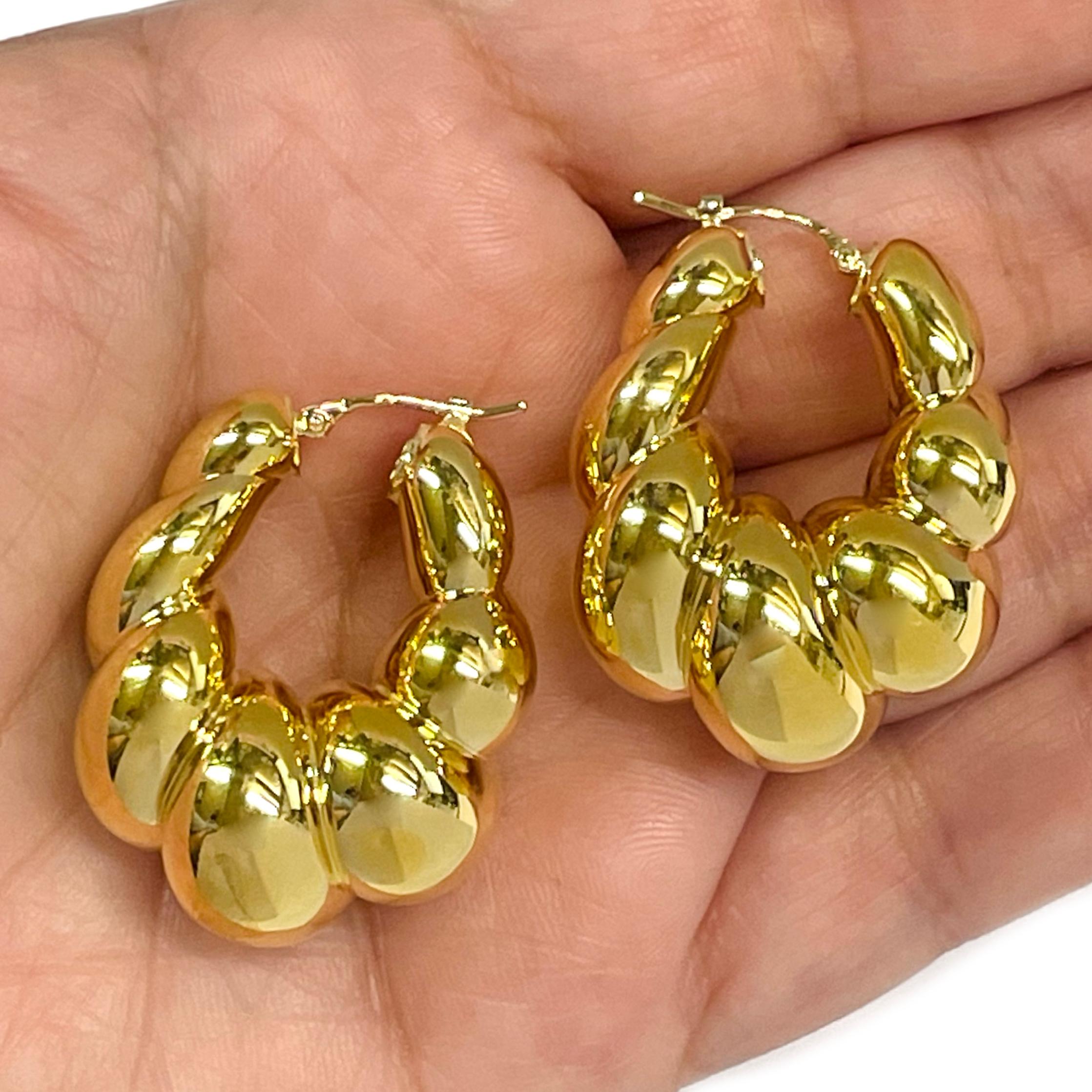 Yellow Gold Shrimp Hoop Earrings In Good Condition For Sale In Palm Desert, CA