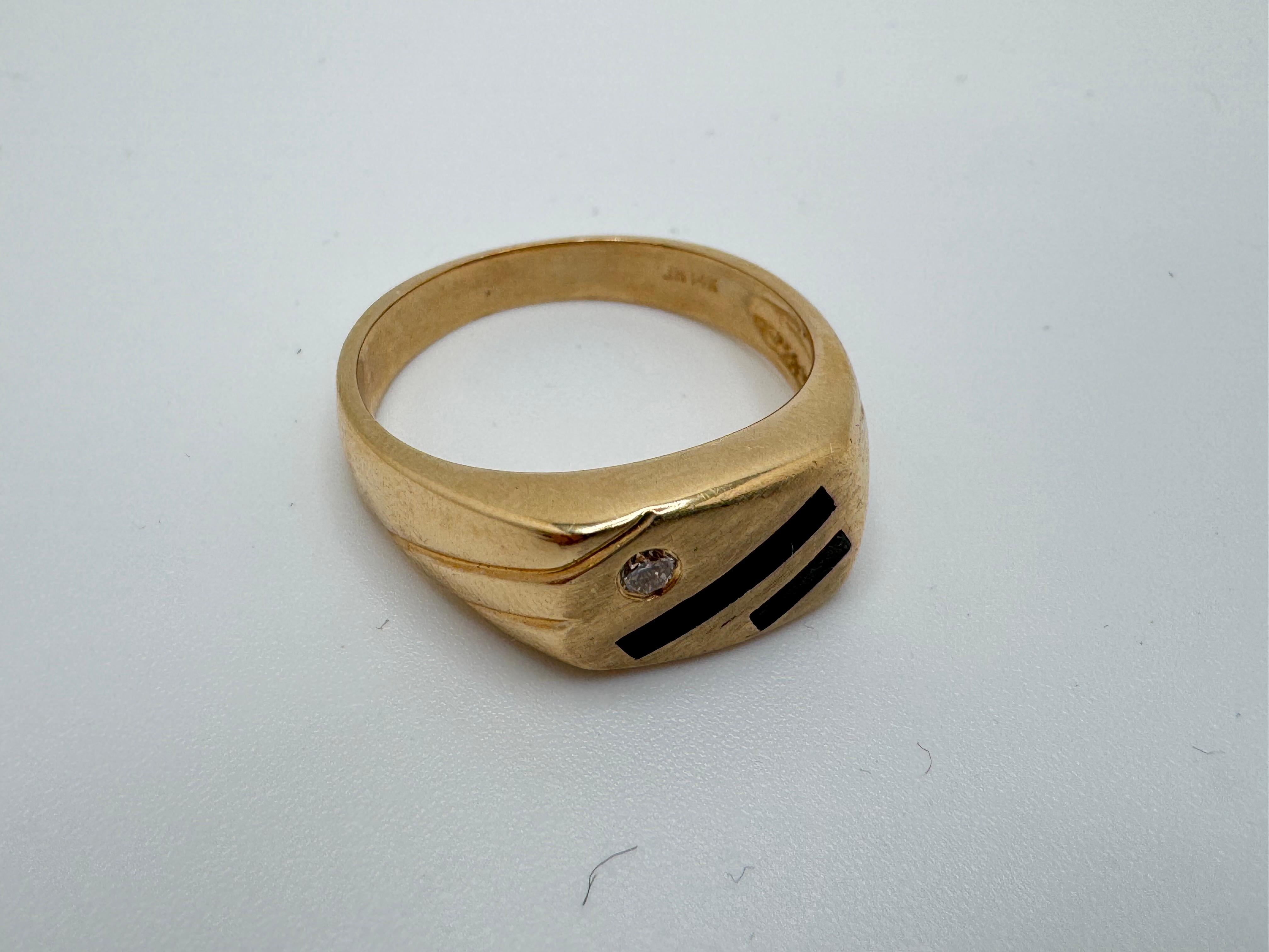 Anillo de oro amarillo con sello y diamantes en venta 1