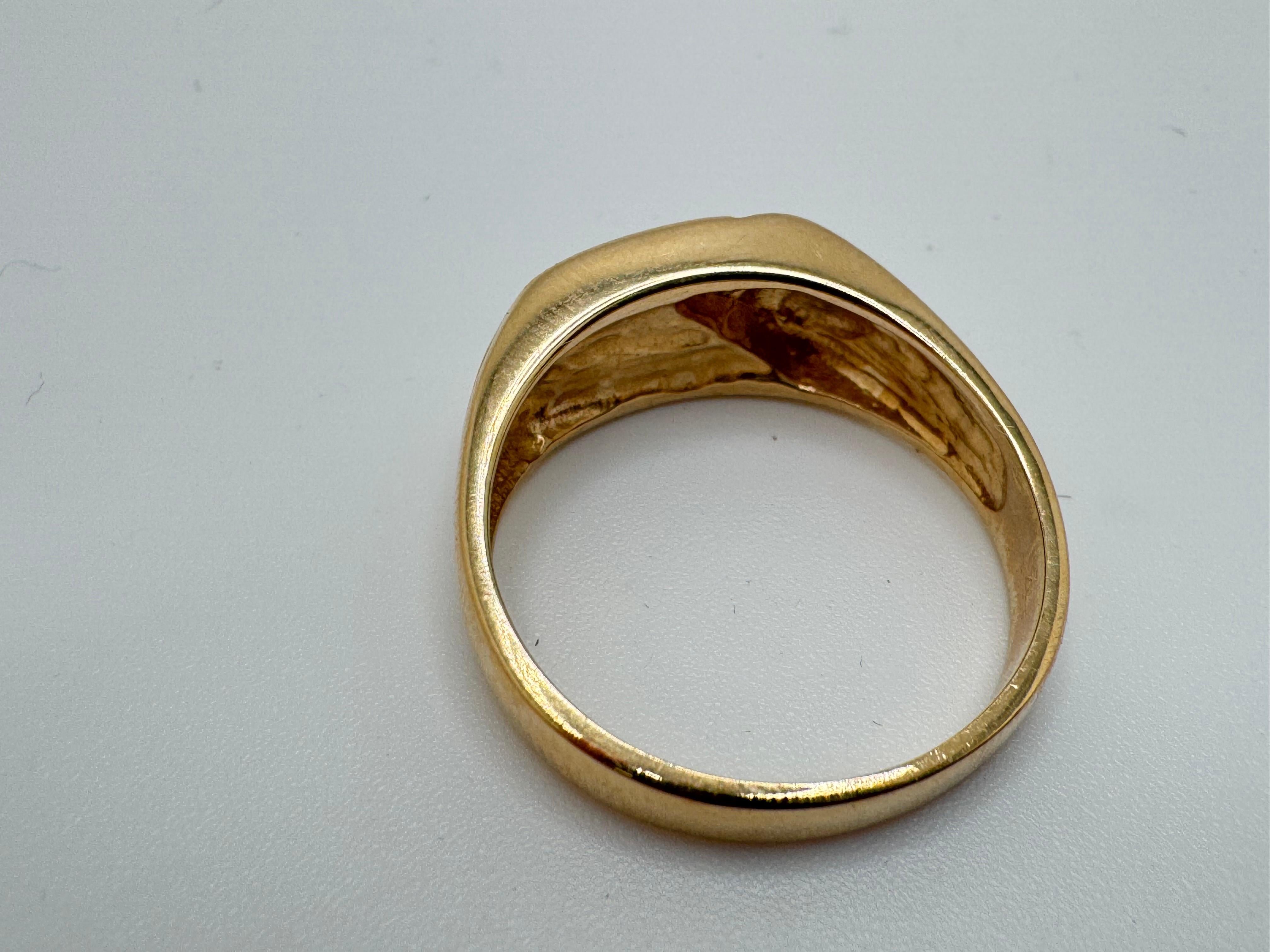 Anillo de oro amarillo con sello y diamantes en venta 2