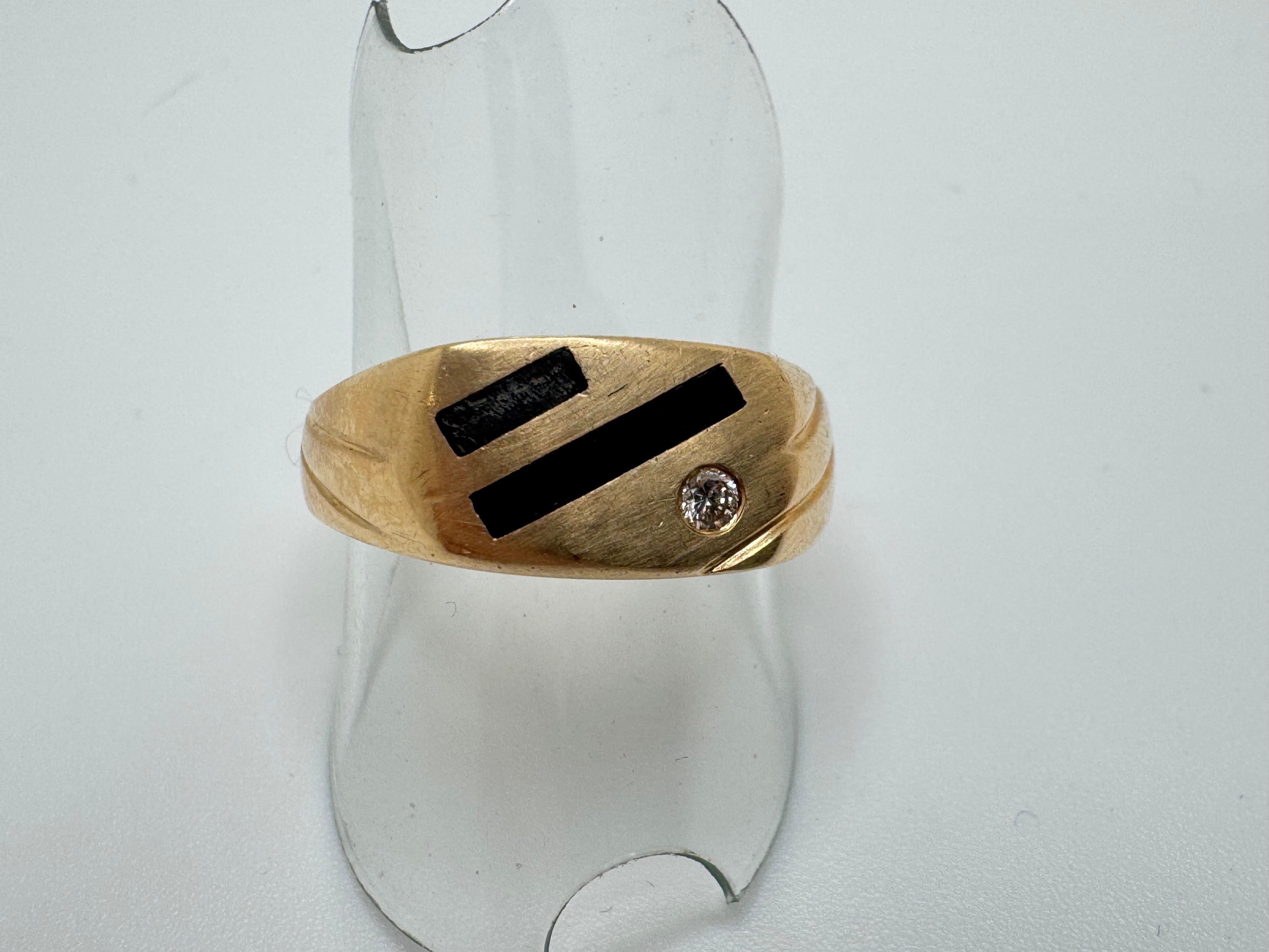 Anillo de oro amarillo con sello y diamantes en venta 3