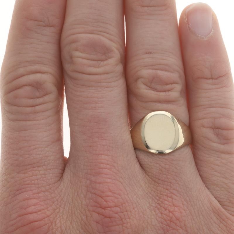Size: 9 1/2
Sizing Fee: Up 5 sizes for $40 or Down 4 sizes for $30

Metal Content: 14k Yellow Gold

Style: Signet
Features: Engravable Oval Face

Measurements

Face Height (north to south): 19/32