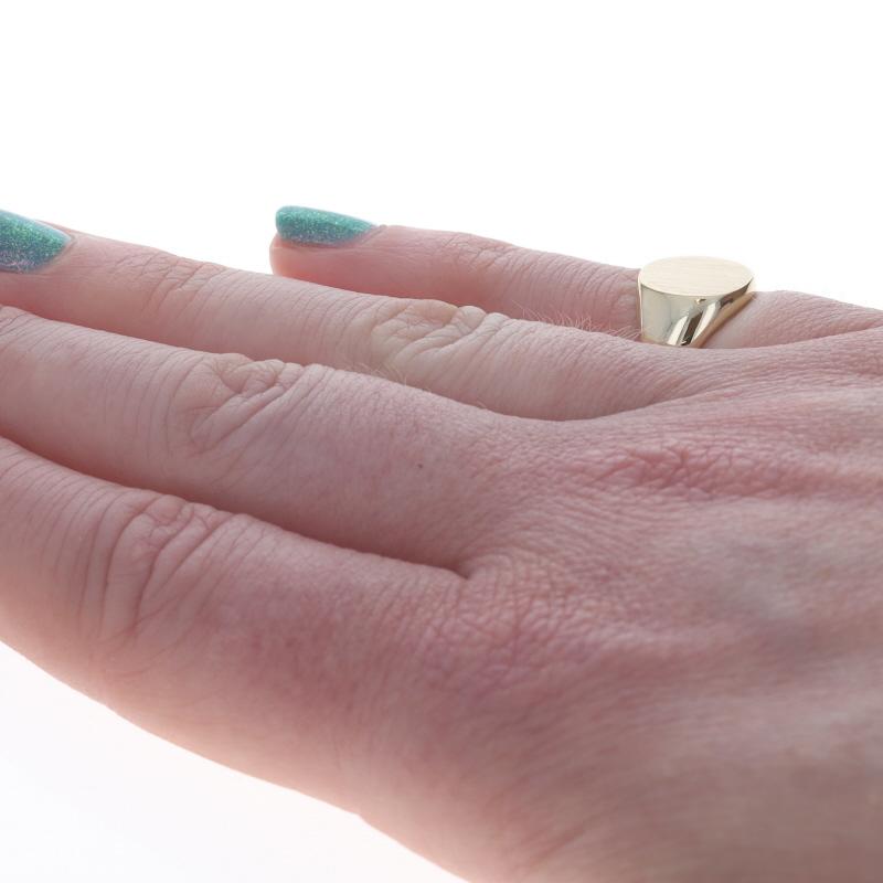 Yellow Gold Signet Ring - 10k Engravable Oval Damen im Angebot