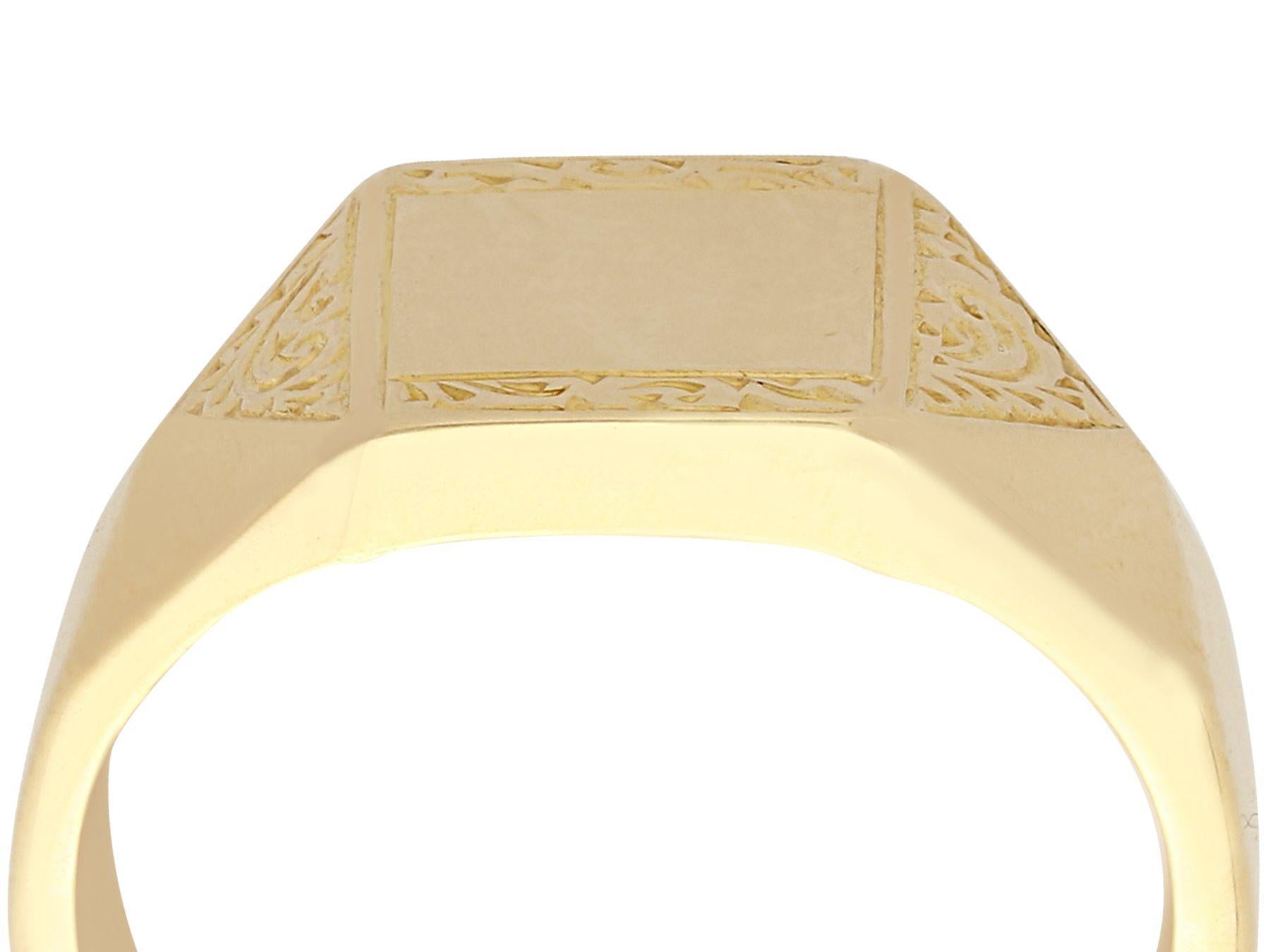 An exceptional, fine and impressive vintage signet ring in 18 karat yellow gold; part of our gent's jewelry and estate jewelry collections.

This fine and impressive vintage signet ring has been crafted in 18k yellow gold.

The ring has a square
