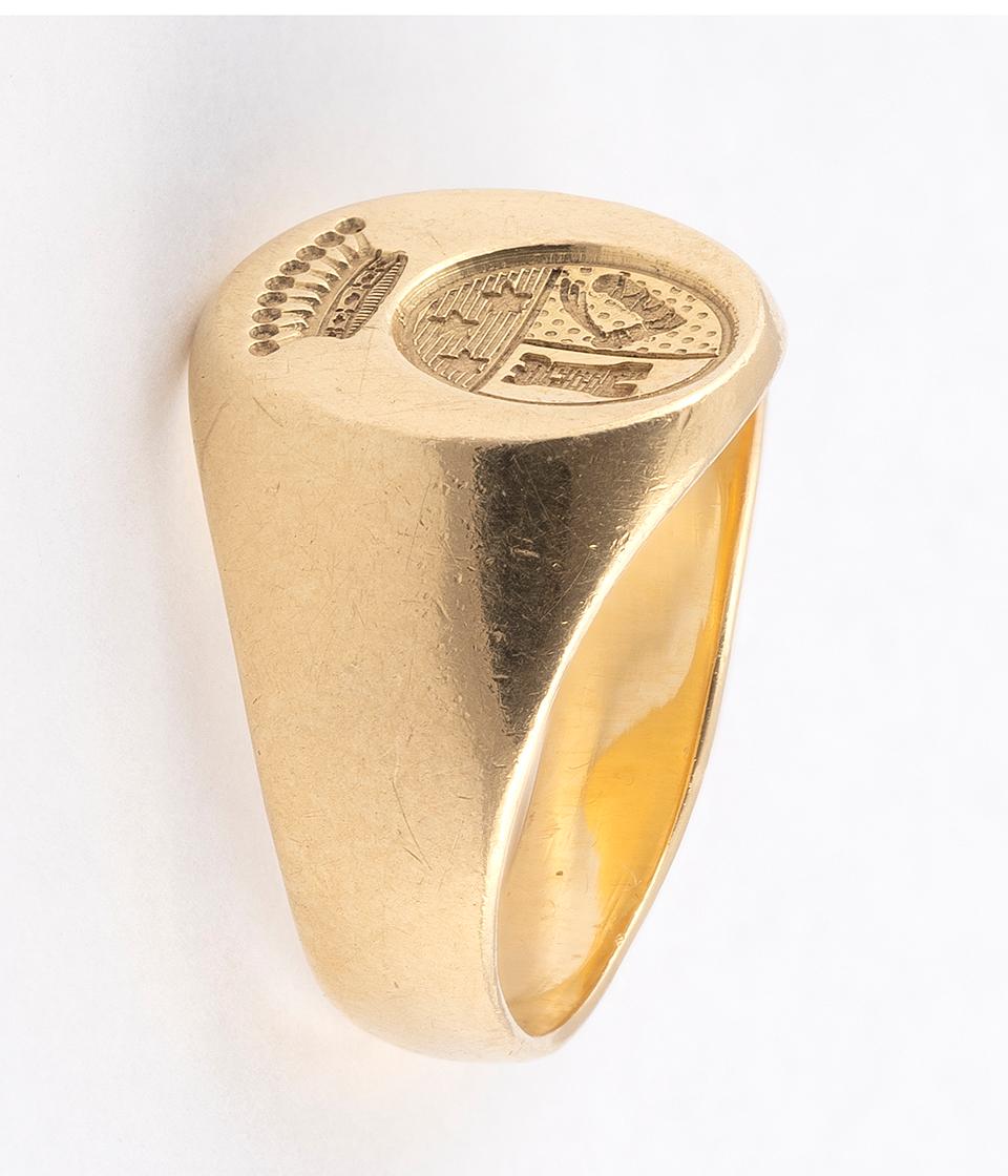 Yellow Gold Signet Ring In Excellent Condition In Firenze, IT