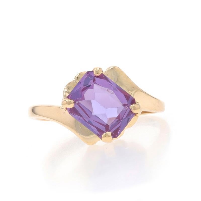 Taille : 4 1/4
Frais de taille : Up&Up 2 tailles pour $30 ou Down 1/2 taille pour $30

Contenu du métal : Or jaune 14k

Informations sur les pierres

Alexandrite simulée cultivée en laboratoire (saphir synthétique à changement de couleur)
Traitement