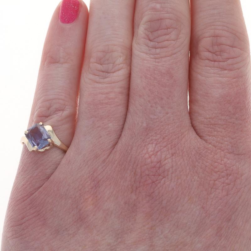 Taille carrée Bague en or jaune avec changement de couleur de la Sim Alexandrite 14k Rectangle 1.75ct en vente