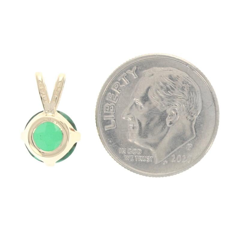 Yellow Gold Simulated Emerald Solitaire Pendant - 14k Round Excellent état - En vente à Greensboro, NC