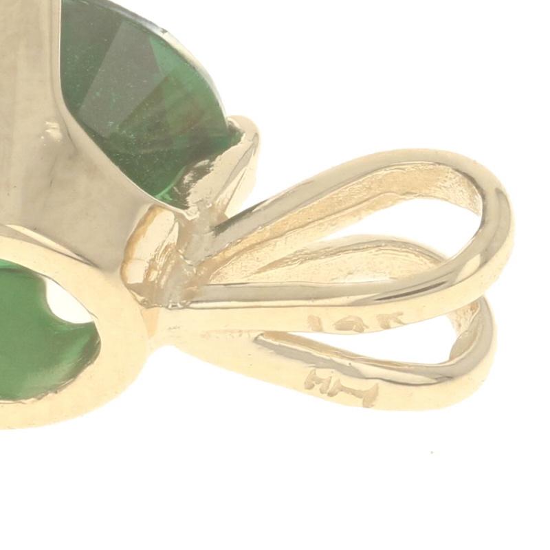 Yellow Gold Simulated Emerald Solitaire Pendant - 14k Round Pour femmes en vente