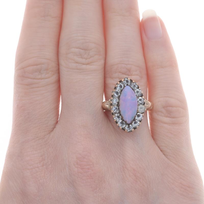 Taglio marquise Anello aureolato vintage in oro giallo con strass di opale simulato - cabochon marquise 10k in vendita