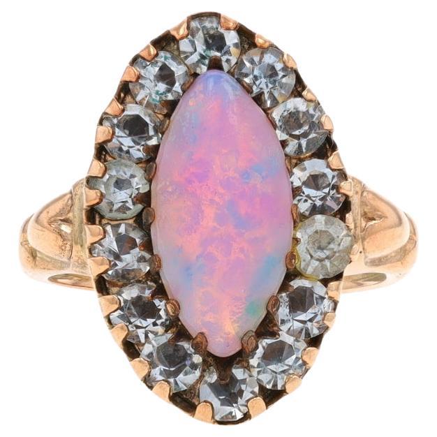 Bague halo vintage en or jaune avec opale simulée et strass - cabochon marquise 10 carats
