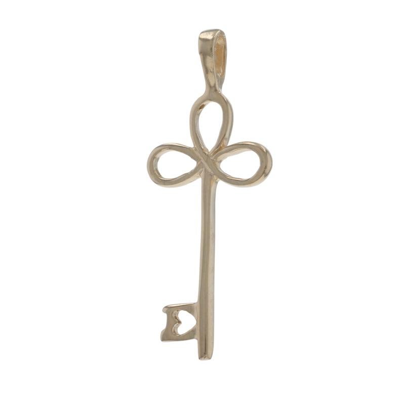 Contenu du métal : Or jaune 14k

Thème : Clé squelette, cœur trèfle à trois feuilles

Mesures

Hauteur (à partir de l'attache fixe) : 1 3/32