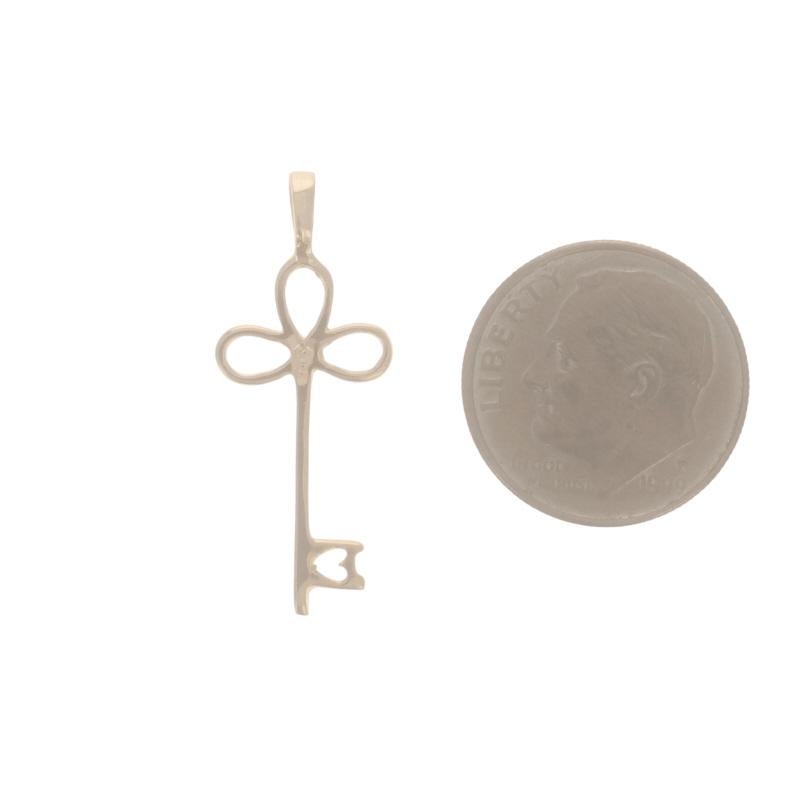 Pendentif Clé Squelette Or Jaune 14k Trèfle à trois feuilles Coeur Pour femmes en vente