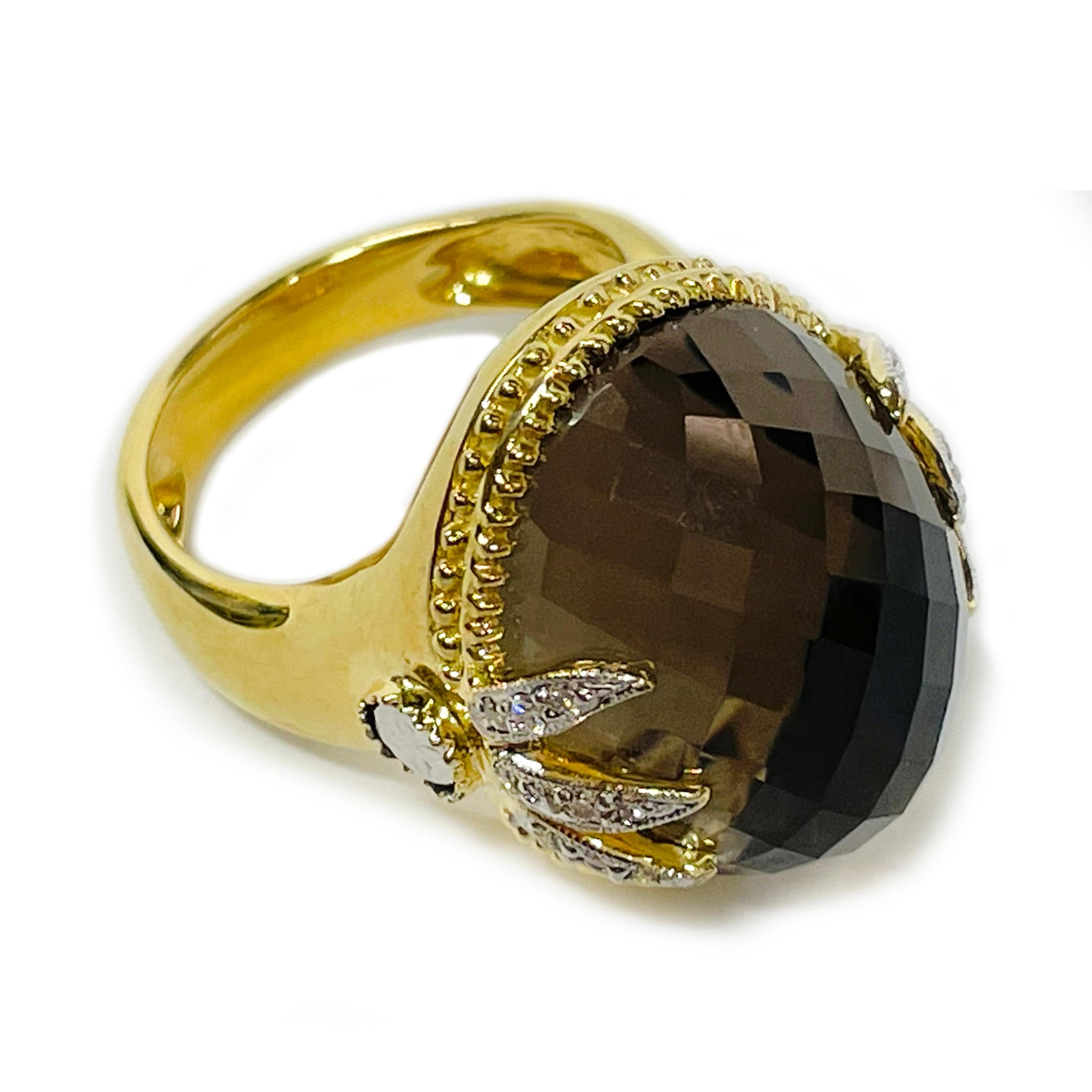 La bague cocktail en or jaune 18 carats Smokey Quartz Diamond présente une étonnante tourmaline taillée en escalier de 20,8 x 17,30 mm, entourée d'un éblouissant halo de trente-quatre diamants ronds taillés en brillant mesurant 0,21 mm chacun. La