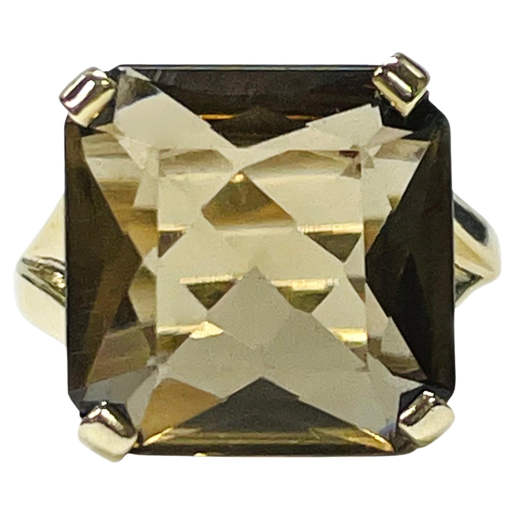Anillo de oro amarillo con cuarzo ahumado
