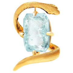 Broche serpent en or jaune avec tourmaline Paraiba bleu ciel de cinq carats