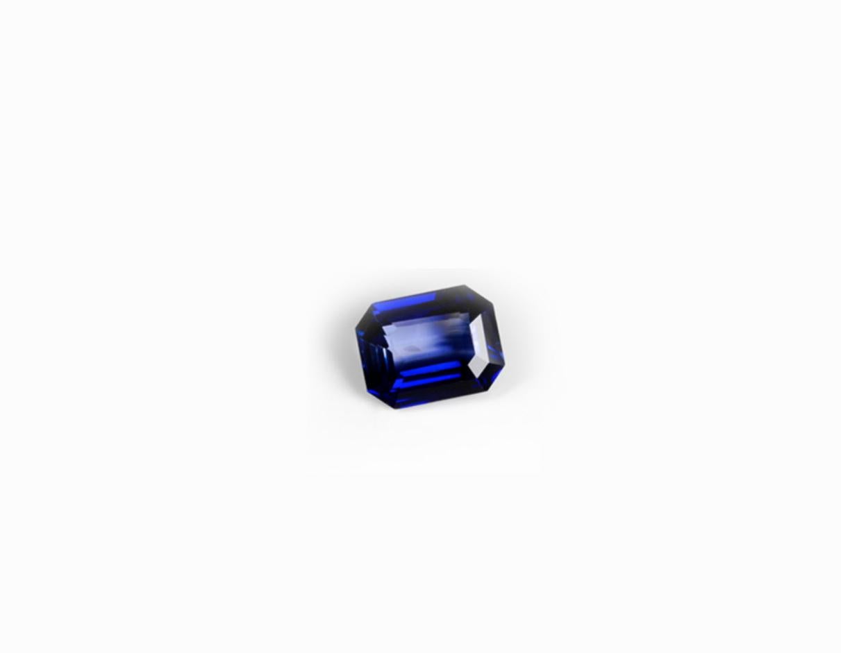 Yellow Gold Snake Brooch with Natural Four Carats Vivid Blue Sapphire Contemporáneo en venta