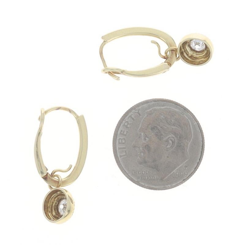 Orecchini pendenti con solitario in oro giallo 14k a forma di Brilliante rotondo da 0,20 ct. In condizioni ottime in vendita a Greensboro, NC