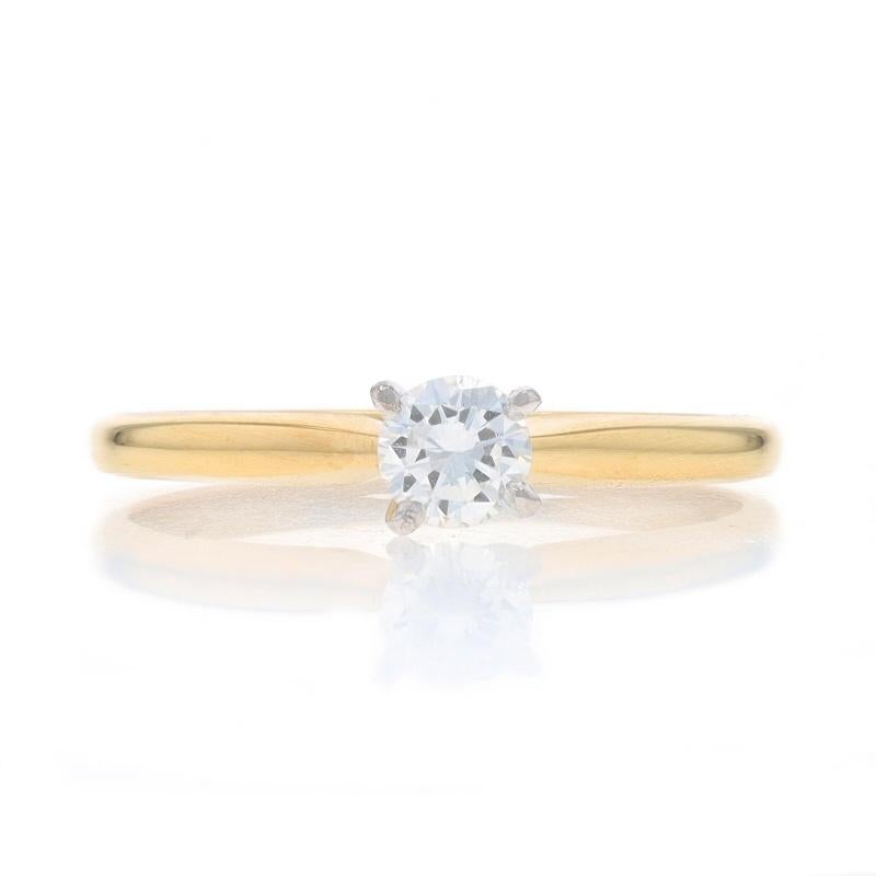 Taille : 6 1/2
Frais de taille : Up&Up 2 tailles pour $60 ou Down 1 taille pour $40

Contenu du métal : Or jaune 18k et or blanc 18k

Carat(s) : .25ct
Coupe : Brillant rond
Couleur : G
Clarté : VS1

Total des carats : .25ct

Style : Solitaire
Thème