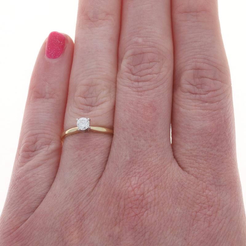 Bague de fiançailles solitaire en or jaune 18k Brilliante ronde .25ct Bague de promesse Excellent état - En vente à Greensboro, NC